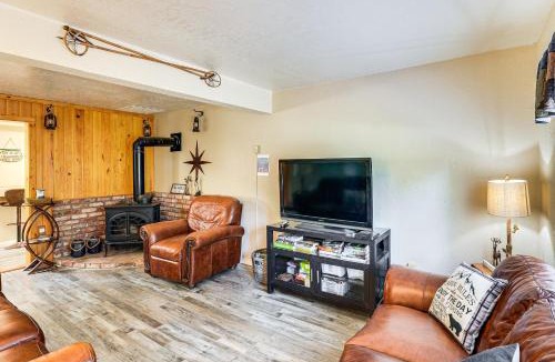 Long Barn House | Long Barn Cabin with 2 Decks Near Skiing!