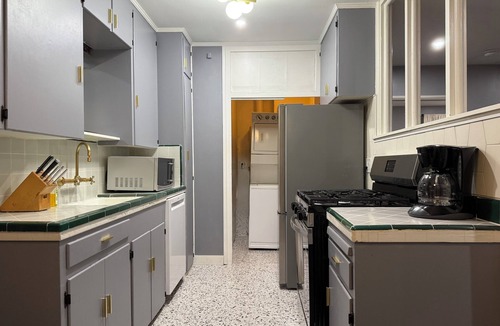 Zaferia Apartment | Long Beach Duplex - Updated 1950s Unit A/C Parking