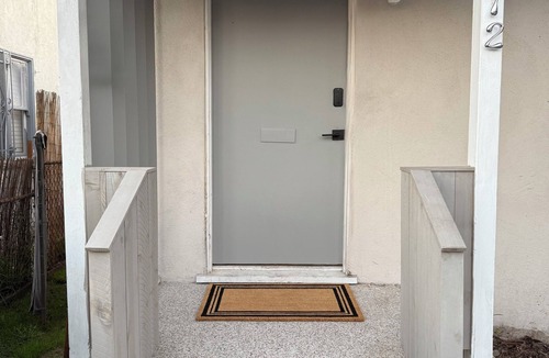 Zaferia Apartment | Long Beach Duplex - Updated 1950s Unit A/C Parking