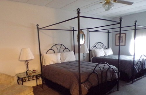 Town of Reading Bed & Breakfast | Long House Manor B And B
