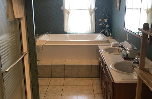 Town of Reading Bed & Breakfast | Long House Manor B And B