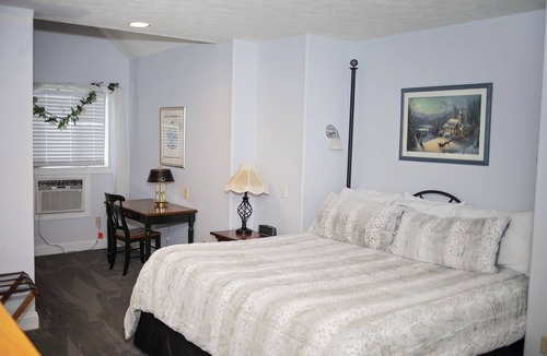 Town of Reading Bed & Breakfast | Long House Manor B And B