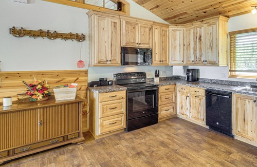 Parkers Prairie Cabin | Long Lake Cabin w/Fire Pit & more! Pet-Friendly