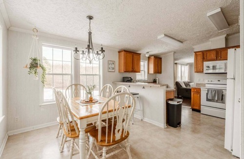 Womelsdorf House | Long lane hideaway* 3 bedrooms*