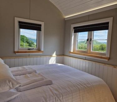 Llanfihangel Tal-y-llyn House | Long Meadow Shepherd Hut - Brecon Beacons, LD3 7TD