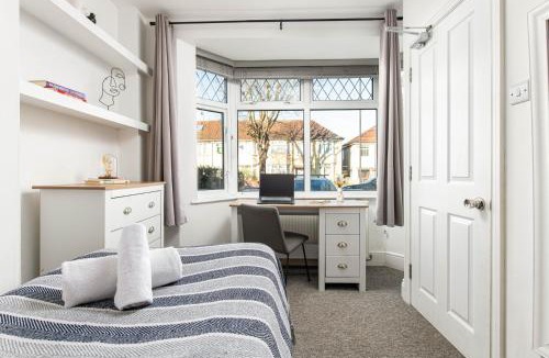 Cribbs Causeway House | Long Stay 5Bed-2Bath-Parking-By FabAccommodation