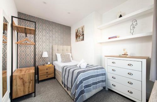 Cribbs Causeway House | Long Stay 5Bed-2Bath-Parking-By FabAccommodation