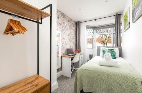 Cribbs Causeway House | Long Stay 5Bed-2Bath-Parking-By FabAccommodation