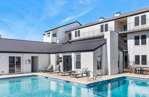 South Lamar Apartment | Long Term 1BR Suite | Pool, Parking + Gym N