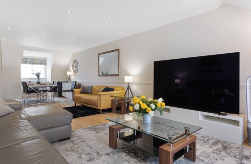 Oakleigh Apartment | Long-Term Equestrian Penthouse