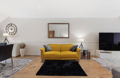 Oakleigh Apartment | Long-Term Equestrian Penthouse