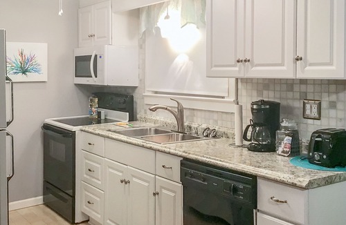 Wilson House | LONG TERM Full WATERFRONT HOUSE, Niagara Wine Trail,15 Min.TO Niagara Falls,USA!
