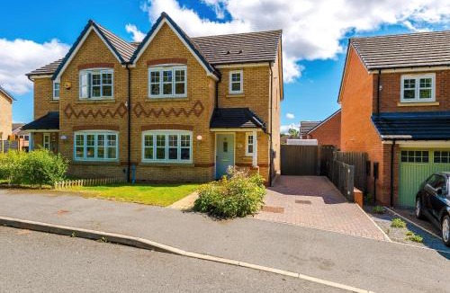 New Broughton House | Long Term Stay 4 Bed 3 Bath & Parking Wrexham
