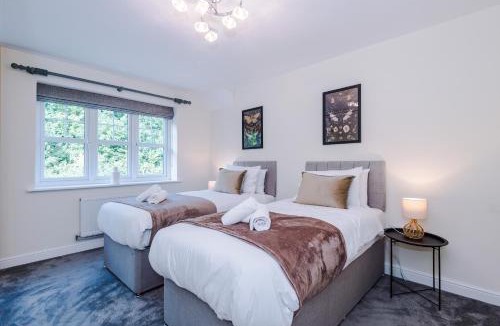 New Broughton House | Long Term Stay 4 Bed 3 Bath & Parking Wrexham