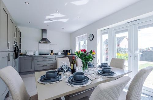 New Broughton House | Long Term Stay 4 Bed 3 Bath & Parking Wrexham