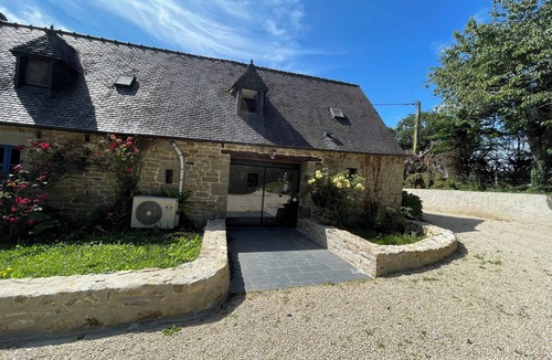 Ploumilliau House | Longere bretonne, quiet countryside 3 km from St Michel en Greve beach.