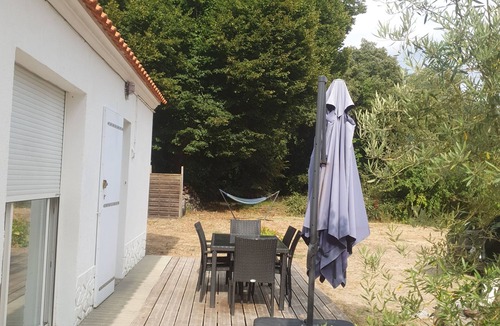 La Barre-de-Monts House | Longère (farmhouse) on the edge of a forest facing the cycle path
