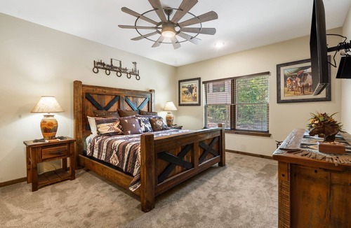 Hollister Cabin | Longhorn Lodge - Private Swimming Pool & Hot Tub, Pool Table - Pet Friendly!