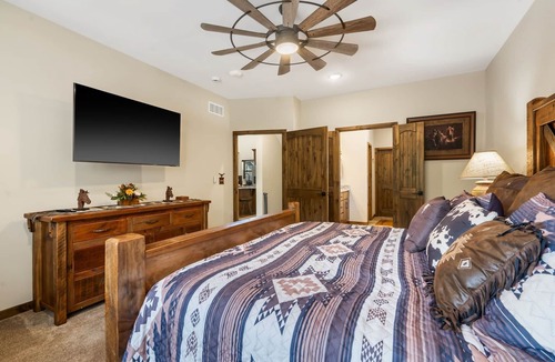 Hollister Cabin | Longhorn Lodge - Private Swimming Pool & Hot Tub, Pool Table - Pet Friendly!