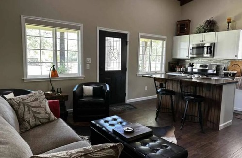 Jeddo Cabin | Longhorn Lodge