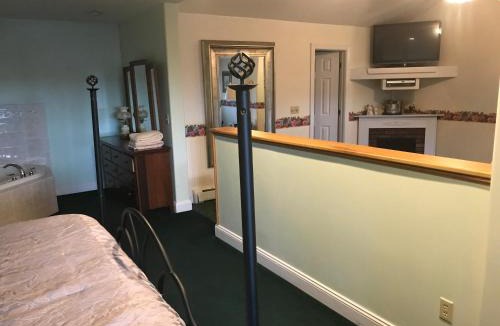 Town of Reading Bed & Breakfast | Longhouse Manor B&B