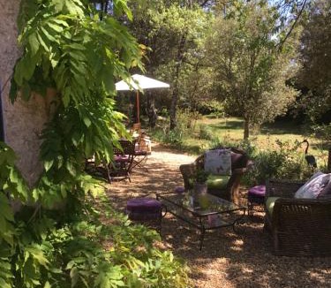 Sillans-la Cascade Bed & Breakfast | Longo Maï