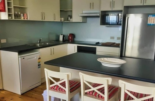 Blacksmiths House | Longshore Drift - metres to Blacksmiths Beach