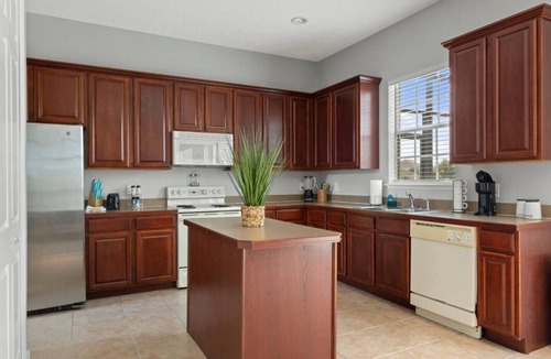 Southeast Orlando House | LongStays! Beautiful Lakefront Pool Home