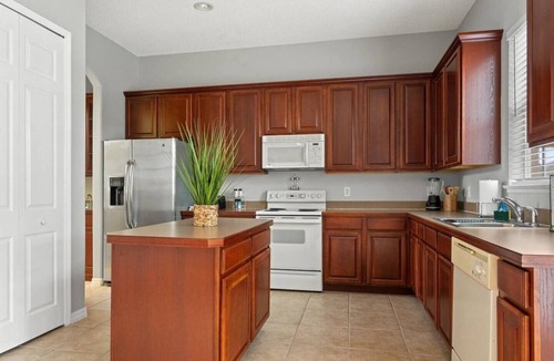 Southeast Orlando House | LongStays! Beautiful Lakefront Pool Home