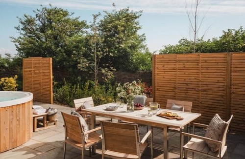 Beckhampton House | Longstones Avebury - Horslip