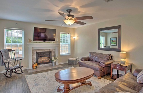 Longview House | Longview Family Home w/ Private Yard, Deck & Grill