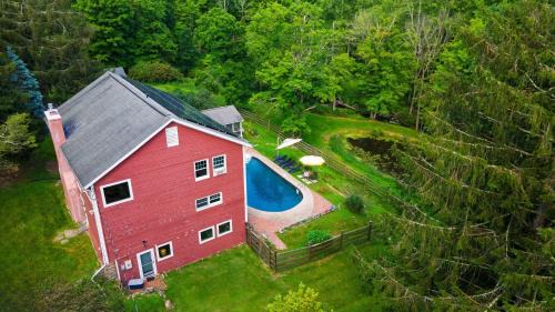 Clinton Corners House | Longview Pond Lodge by AvantStay