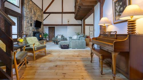 Clinton Corners House | Longview Pond Lodge by AvantStay