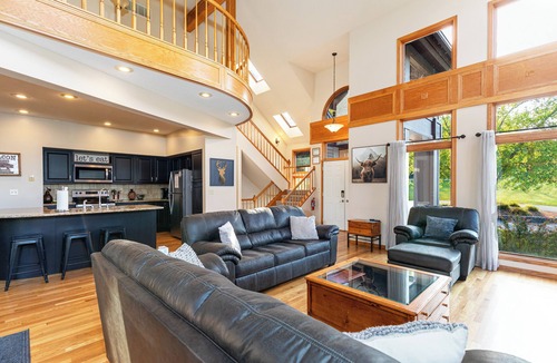 The Galena Territory House | Longwood - Wood Burning Fireplace - Hot Tub - Pool Table - Arcade Game