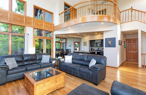 The Galena Territory House | Longwood - Wood Burning Fireplace - Hot Tub - Pool Table - Arcade Game