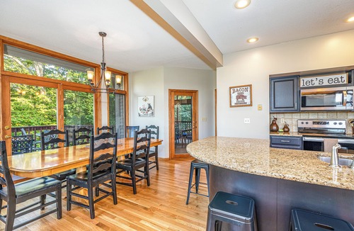 The Galena Territory House | Longwood - Wood Burning Fireplace - Hot Tub - Pool Table - Arcade Game