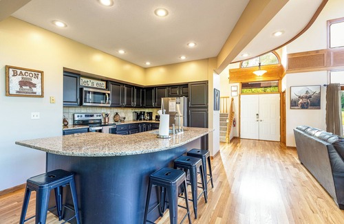 The Galena Territory House | Longwood - Wood Burning Fireplace - Hot Tub - Pool Table - Arcade Game