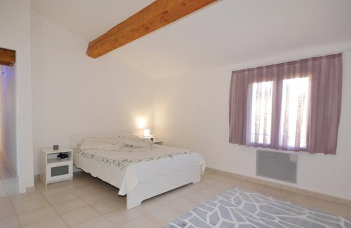 Loriol-du-Comtat House | Look forward to a sunny vacation in Carpentras.