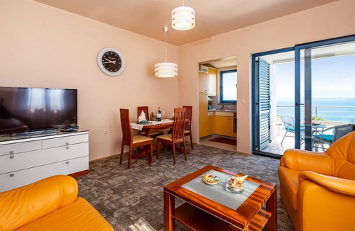 Lukoran Apartment | Look forward to a nice vacation in this apartment with sea view.