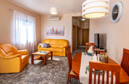 Lukoran Apartment | Look forward to a nice vacation in this apartment with sea view.