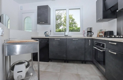 Chauve House | Look forward to a wonderful break in beautiful surroundings in this cozy vacation home.