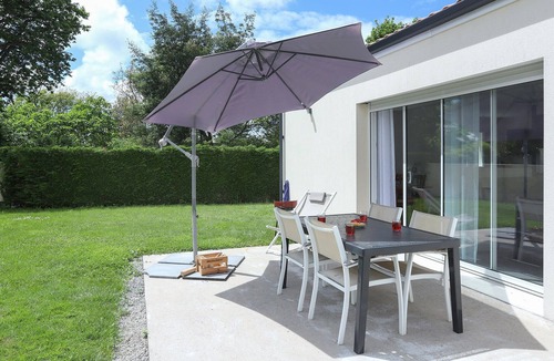 Chauve House | Look forward to a wonderful break in beautiful surroundings in this cozy vacation home.