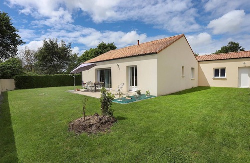 Chauve House | Look forward to a wonderful break in beautiful surroundings in this cozy vacation home.