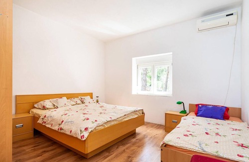 Sibuljina House | Look forward to this practical house by the sea.