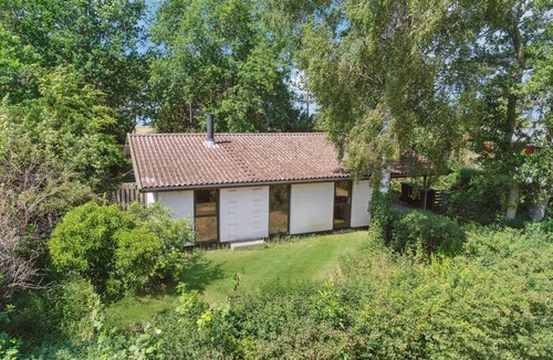 Frolunde House | Look forward to vacationing in this inviting cottage near the beach.