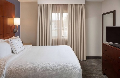 Brentwood Hotel | Look No Further! Close to Nashville's Best and Minutes to The Parthenon!