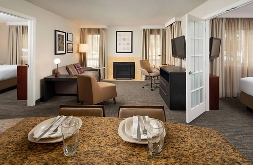 Brentwood Hotel | Look No Further! Close to Nashville's Best and Minutes to The Parthenon!