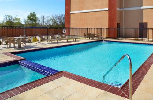 Southeast Houston House | Look No Further! FREE Parking, 4 Comfortable Units, Pool, Near Cascade Park