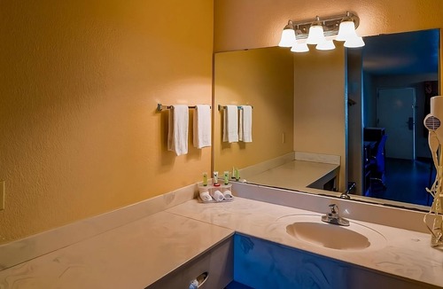 Sweet Home Hotel | Look No Further! Outdoor Pool, Free Parking, Close to Yoakum Bulldog Stadium!