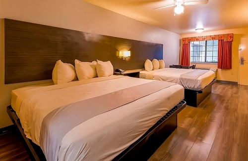 Sweet Home Hotel | Look No Further! Outdoor Pool, Free Parking, Close to Yoakum Bulldog Stadium!
